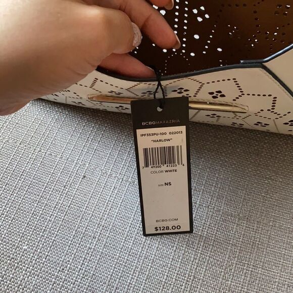 BCBG MAXAZRIA WHITE HOLLOW OUT ENVELOPE CLUTCH - Picture 7 of 8